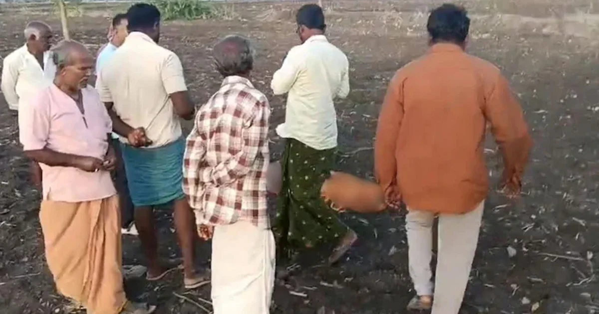 নির্জন মাঠে গৃহবধূর মরদেহ, পাশে কাঁদছিল দেড় বছরের শিশু