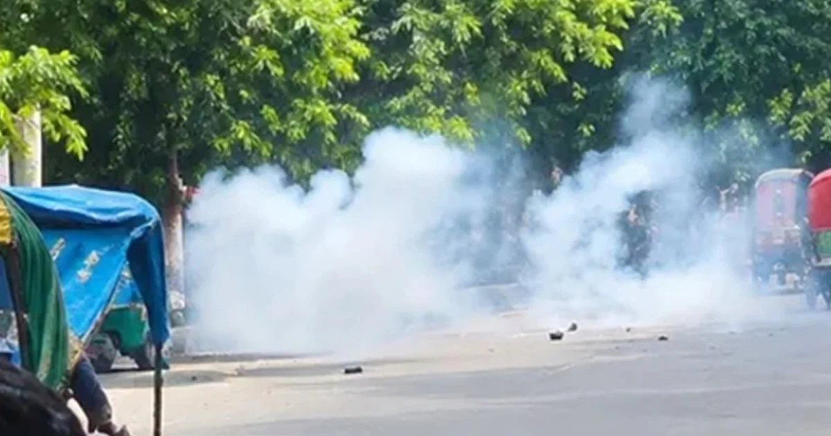 শিল্পকলার সামনে ককটেল, পল্লবীতে পুড়ল বাস