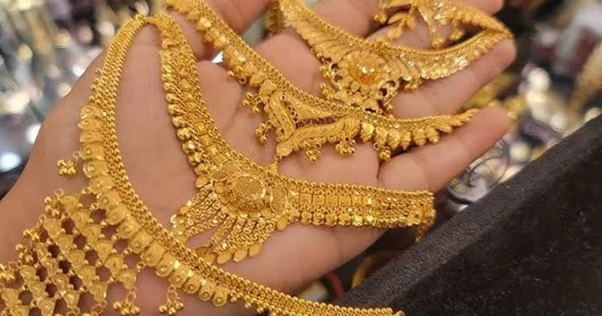 আজও আগের দামেই বিক্রি হচ্ছে সোনা