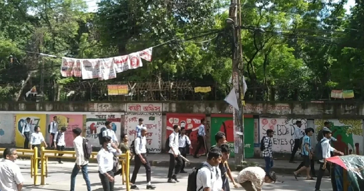 আইডিয়াল ও ঢাকা কলেজের সংঘর্ষে সায়েন্সল্যাবে পুলিশের কড়া অবস্থান