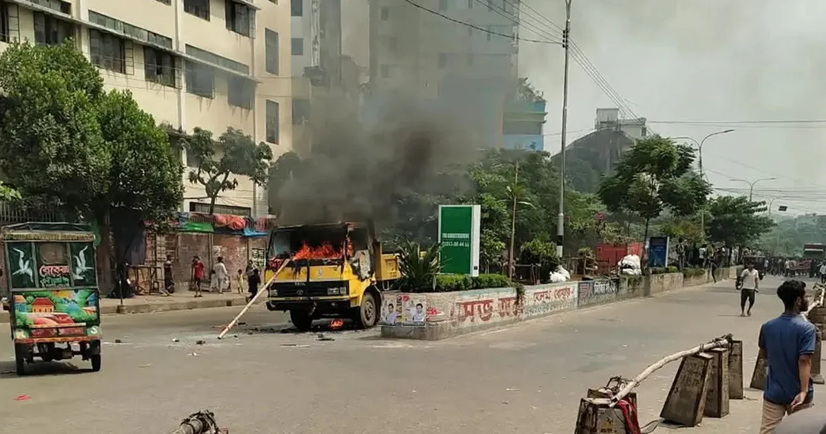 মিরপুরে উচ্ছেদ অভিযানে সংঘর্ষ, সিটি করপোরেশনের গাড়িতে আগুন