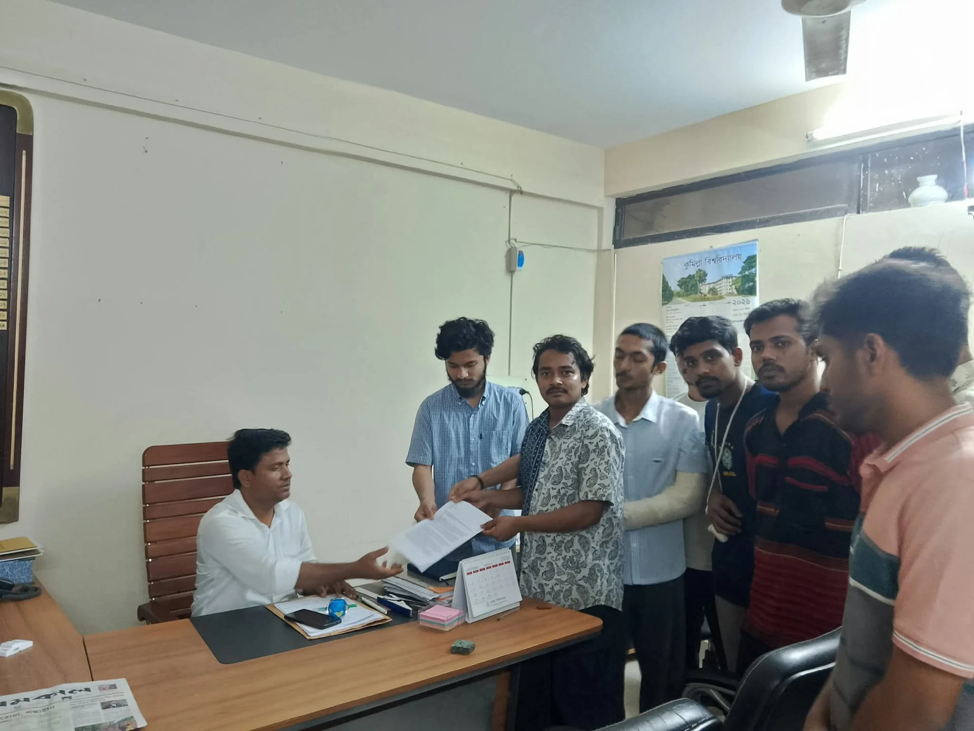 কুবিতে সংঘর্ষের পর প্রক্টরকে অভিযোগপত্র, ৮ দফা দাবি আবাসিক শিক্ষার্থীদের