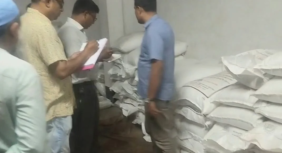 পাবনায় ৩৮১ বস্তা অবৈধ সার জব্দ, জরিমানা ৮০ হাজার