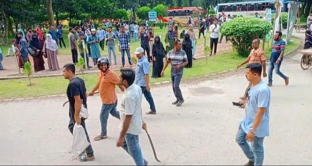 ইবিতে শিবির নেতাকে মারধর, ক্যাম্পাসে অস্ত্রের মহড়া
