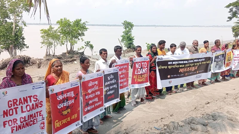 পশুর নদীর তীরে রামপাল বিদ্যুৎকেন্দ্র বাতিলের দাবিতে মানববন্ধন