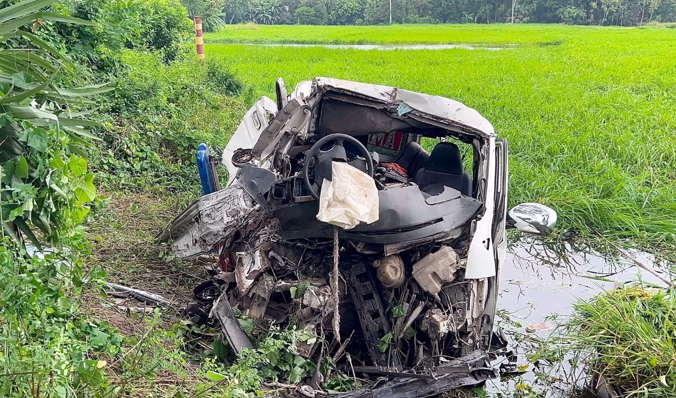 নাটোরে কাভার্ডভ্যান ও লাশবাহী অ্যাম্বুলেন্সের মুখোমুখি সংঘর্ষ, আহত ৮