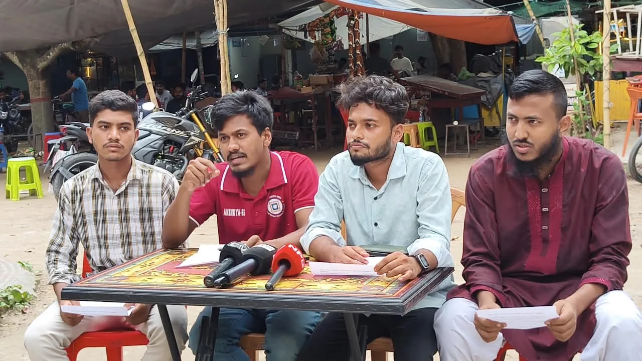 রাবি স্টেশনে পাথর নিক্ষেপ: শিক্ষার্থীদের ৫ দফা দাবি