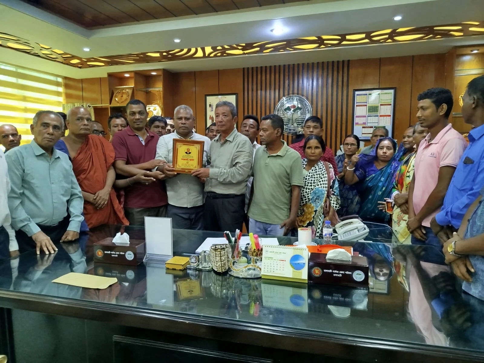 বড়ুয়া জনগোষ্ঠীর উন্নয়নে পাশে থাকার আশ্বাস, রাঙামাটি জেলা পরিষদ চেয়ারম্যানকে সংগঠনের সম্মাননা