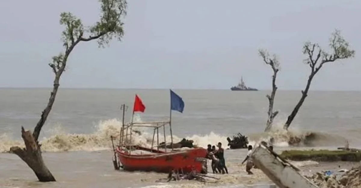 গভীর নিম্নচাপের প্রভাব, মোংলা বন্দরে ৩ নম্বর সতর্ক সংকেত