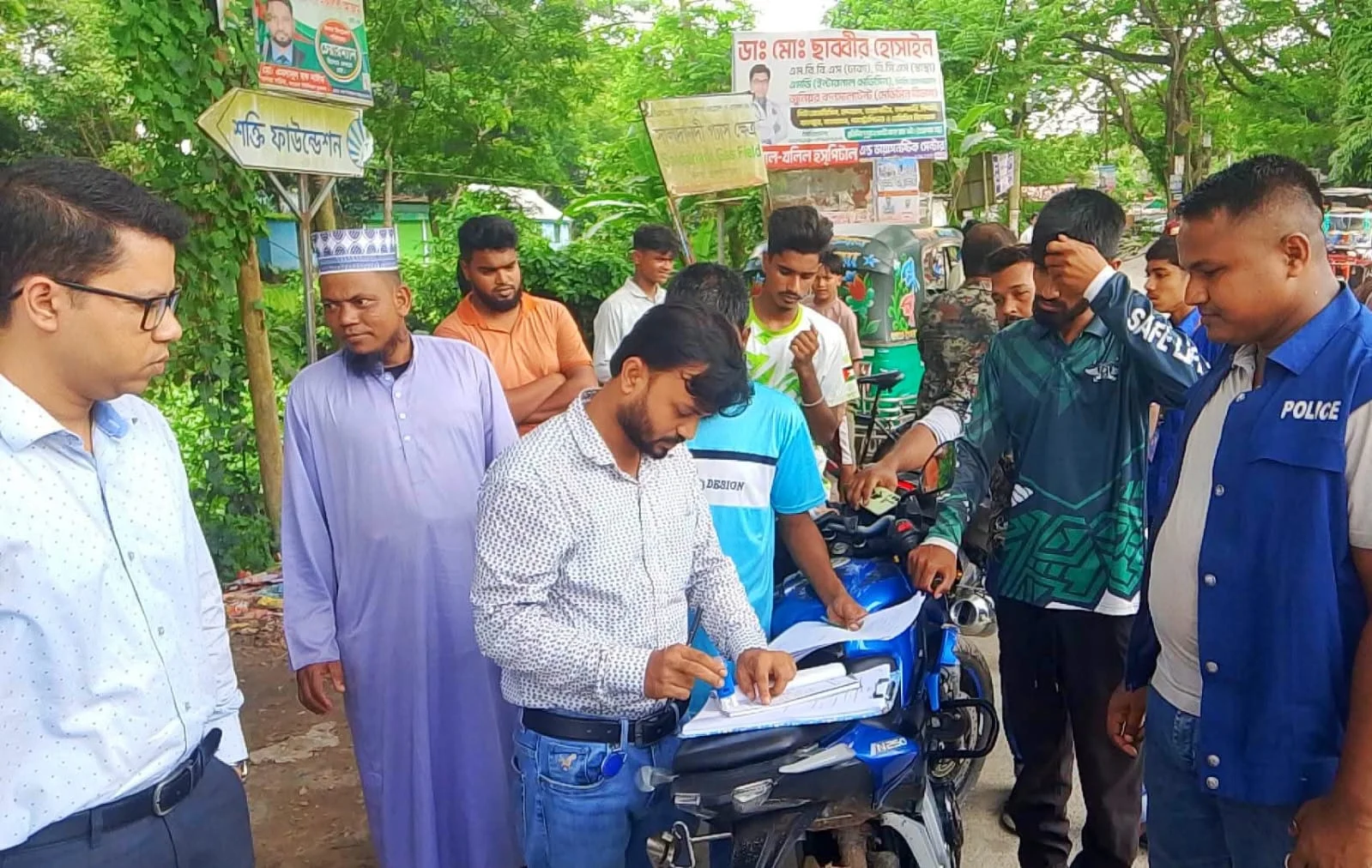 কসবায় কাগজপত্রবিহীন মোটরসাইকেলের বিরুদ্ধে ভ্রাম্যমাণ আদালতের অভিযান