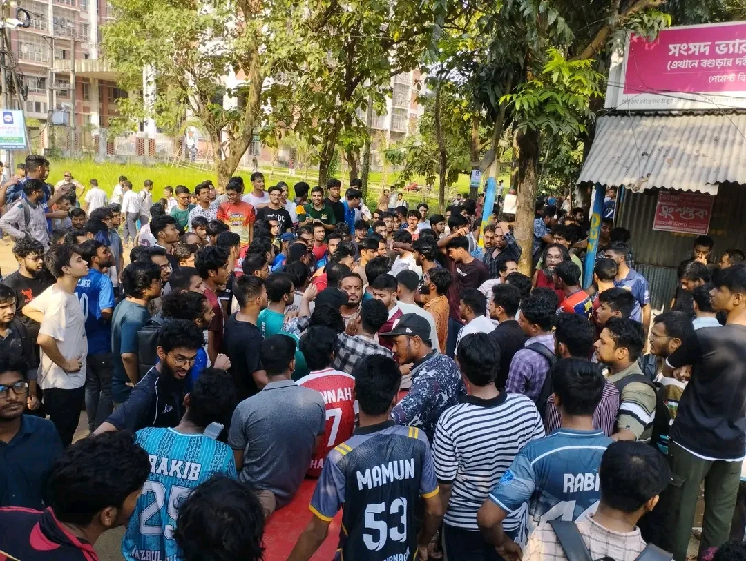 জাবিতে দোকান নিয়ন্ত্রণ নিয়ে দুই হলের সংঘর্ষ, আহত অন্তত ১০