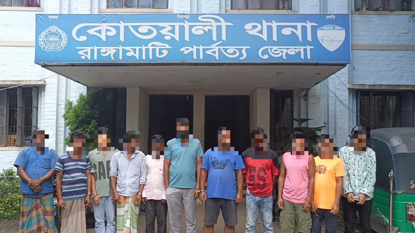 রাঙামাটিতে পুলিশের বিশেষ অভিযানে ১১ আসামি গ্রেপ্তার, ৪০ লিটার চোলাই মদ উদ্ধার