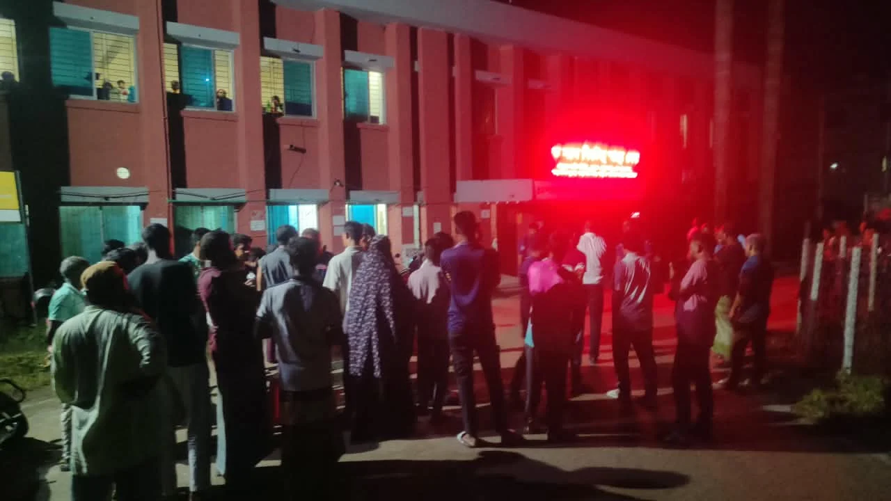 নাটোরে ৪৫ টাকার চায়ের বিল নিয়ে সংঘর্ষ, হাসপাতালে গিয়েও মারধর
