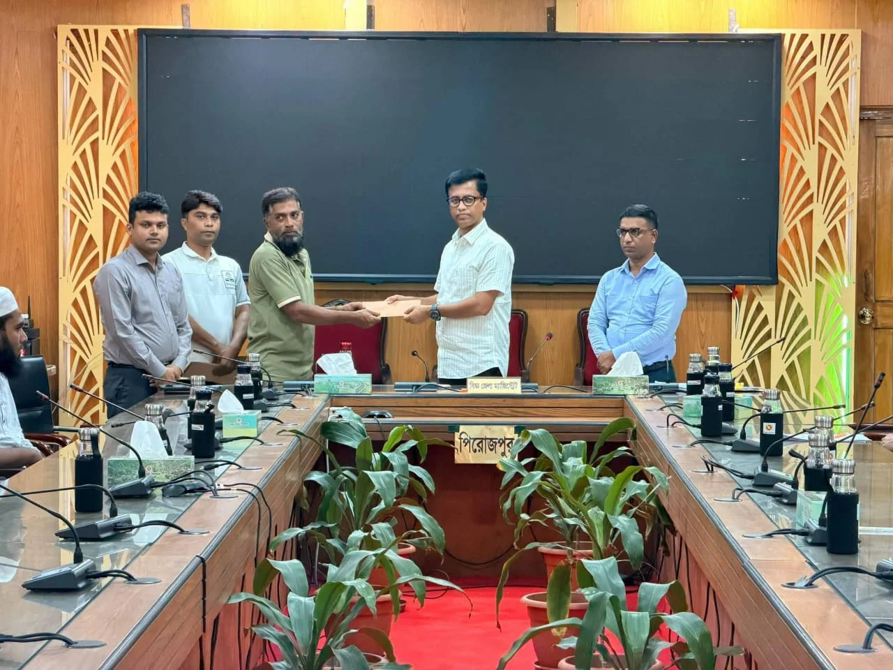 পিরোজপুরে অগ্নিকাণ্ডে ক্ষতিগ্রস্ত ব্যবসায়ীদের অর্থ সহায়তা