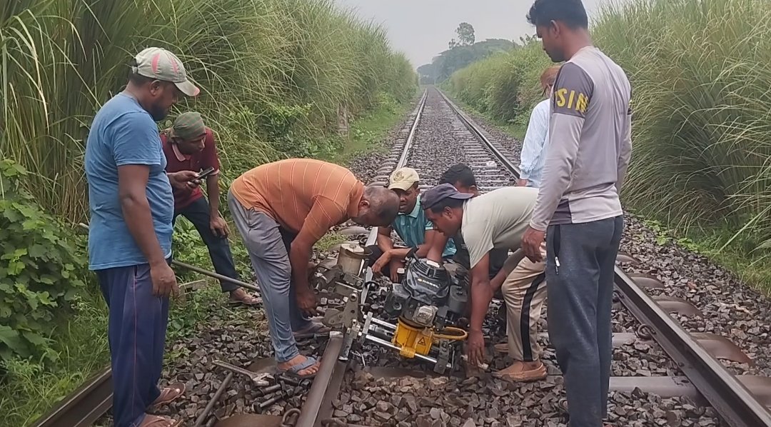 বাগাতিপাড়ায় রেললাইন ভেঙে রাজশাহীর সঙ্গে ট্রেন চলাচল বন্ধ, আটকা ৬ ট্রেন
