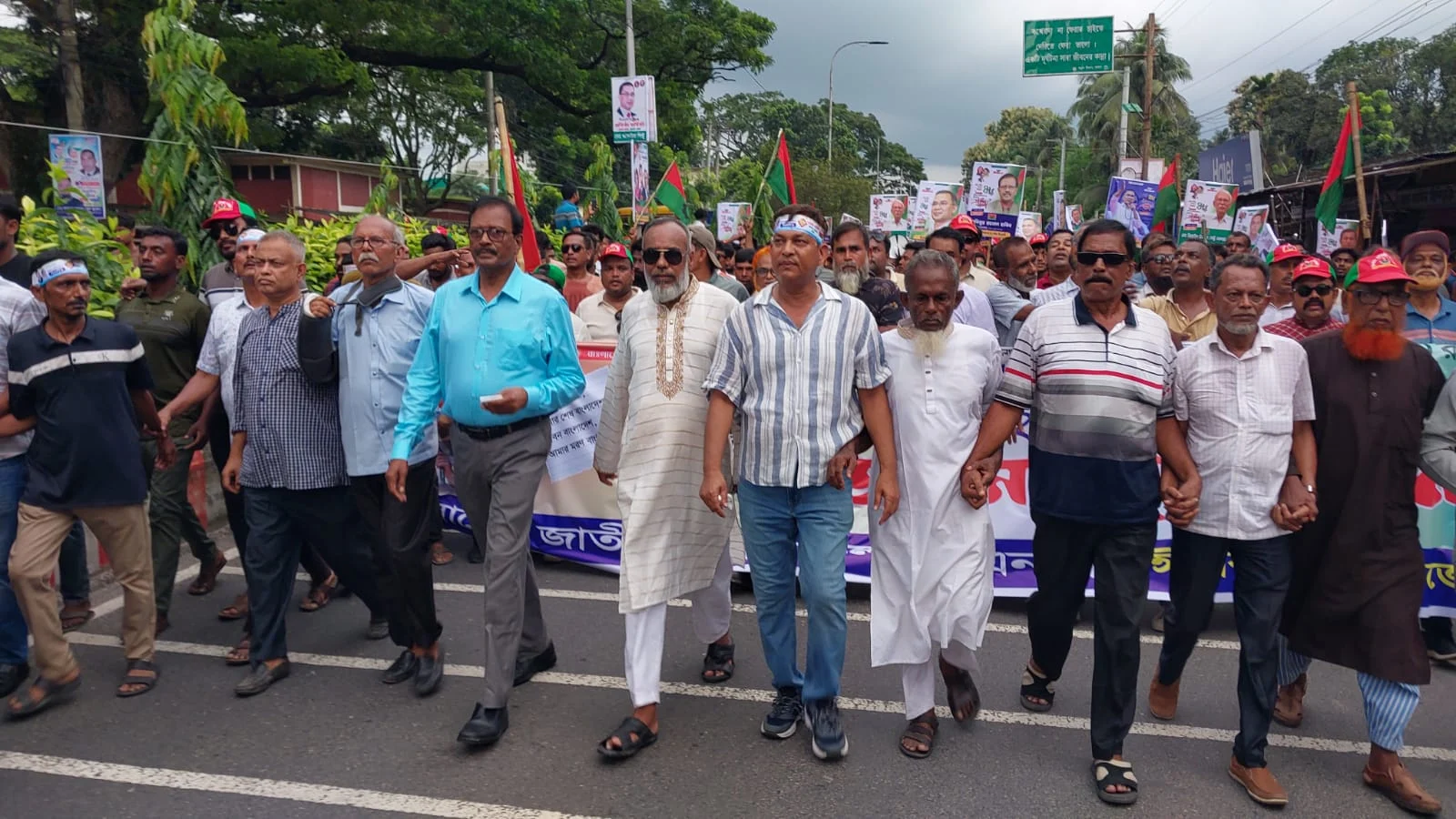ঈশ্বরদীতে কঠোর নিরাপত্তায় বিএনপির প্রতিষ্ঠাবার্ষিকীর বর্ণাঢ্য র‍্যালি