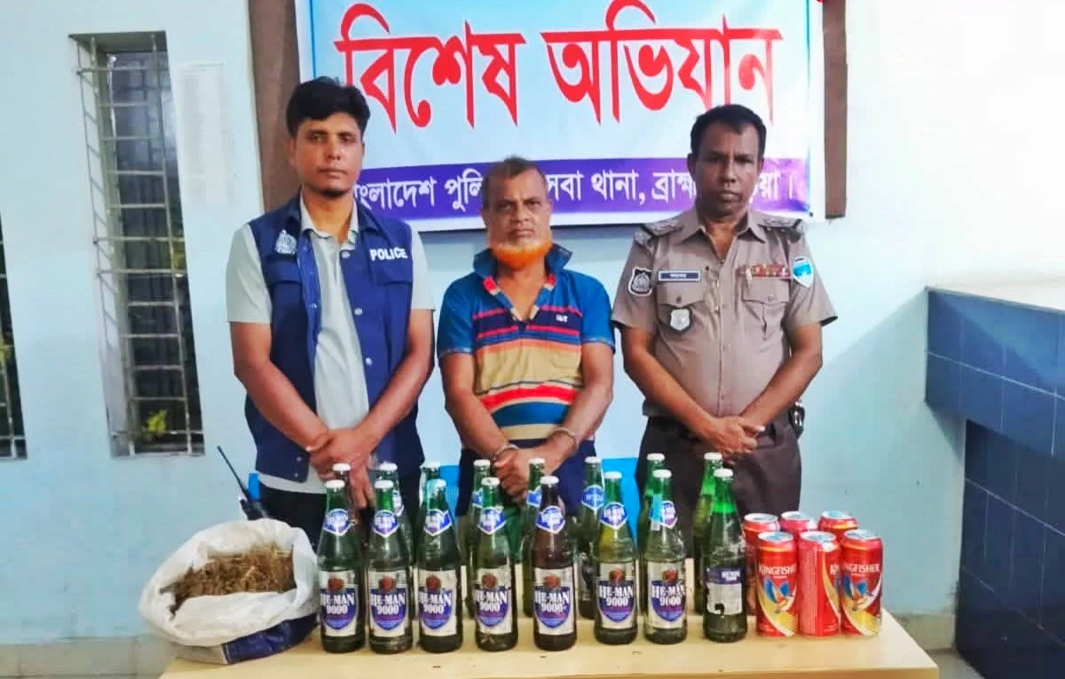 কসবায় ৭০০ গ্রাম গাঁজা ও ভারতীয় মদসহ গ্রেপ্তার ১