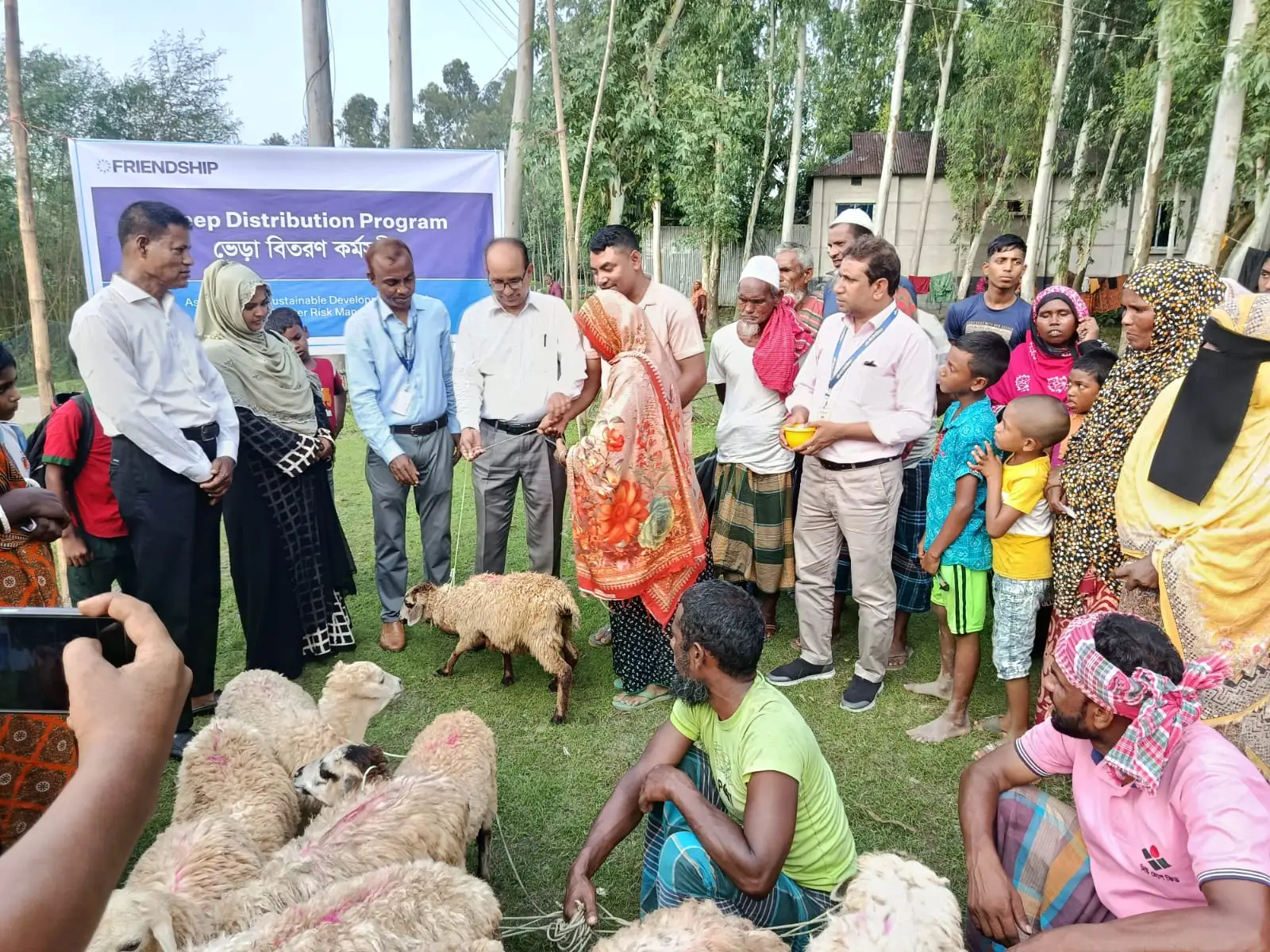 চরাঞ্চলের সুবিধাবঞ্চিত পরিবারে গৃহপালিত পশু বিতরণ