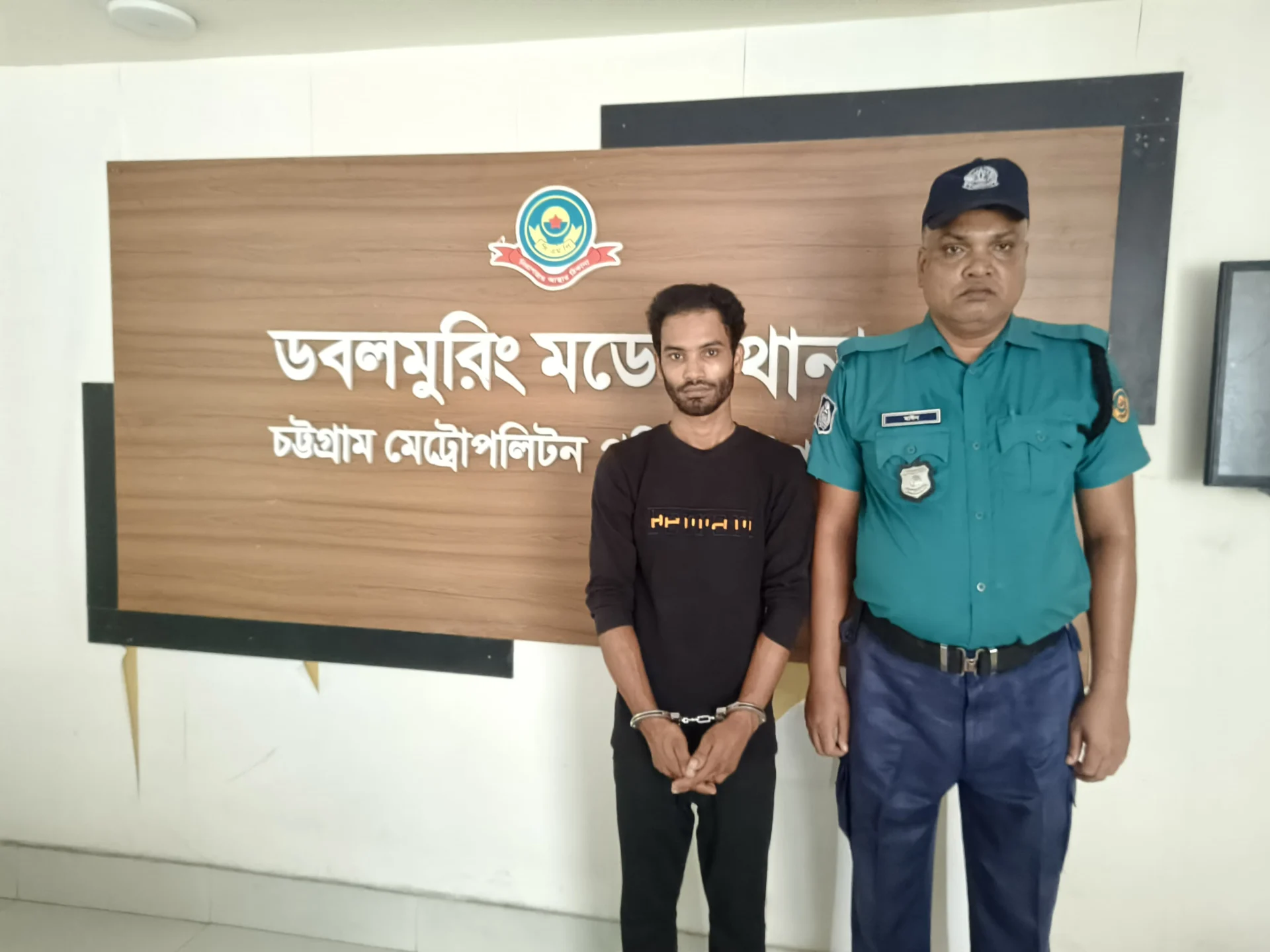 পুলিশ সদস্যকে গাড়িতে তুলে হত্যার হুমকি, গ্রেপ্তার ১