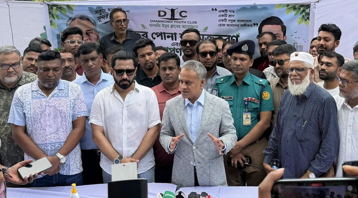 জবি ক্যাফেটেরিয়ায় অস্বাস্থ্যকর পরিবেশে খাবার তৈরি, শিক্ষার্থীদের ক্ষোভ