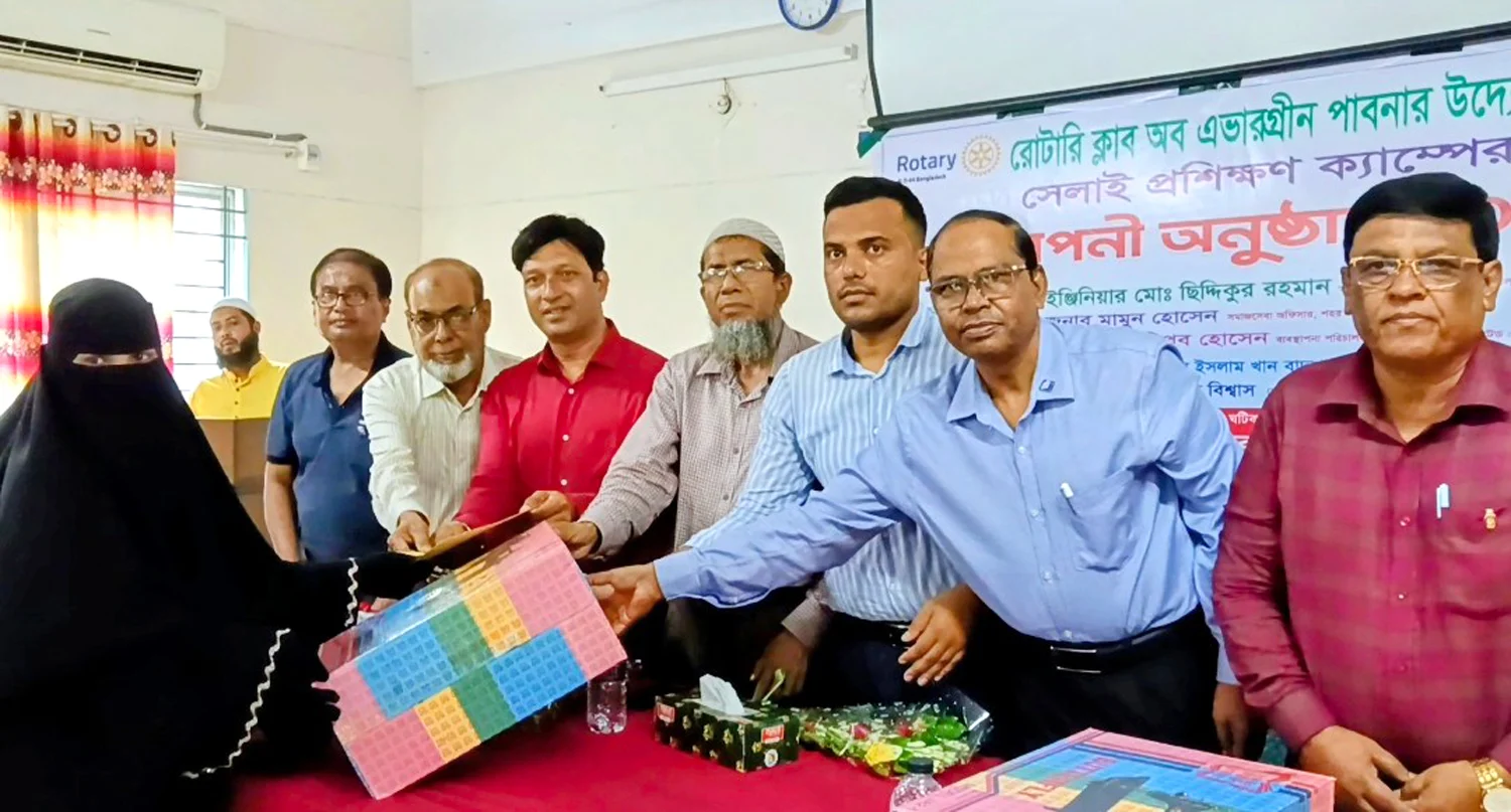 পাবনায় ৩৫ নারীকে প্রশিক্ষণ শেষে সেলাই মেশিন দিল রোটারি ক্লাব