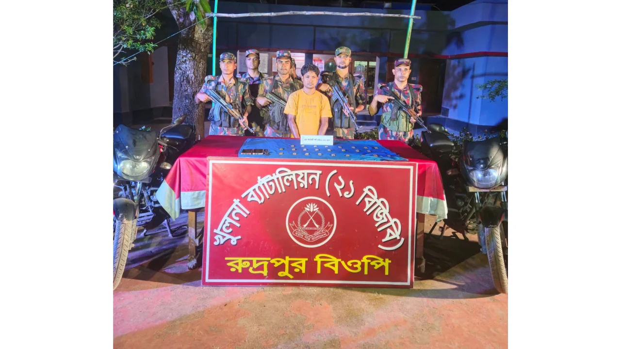 শার্শায় দুই মোটরসাইকেল থেকে ২৬ স্বর্ণের বার উদ্ধার, আটক ১