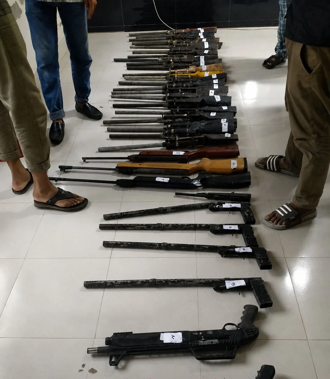 সুন্দরবনের গড়াইল বাগানে তিন বস্তায় মিলল ৩৩টি আগ্নেয়াস্ত্র, উদ্ধার করল র‍্যাব