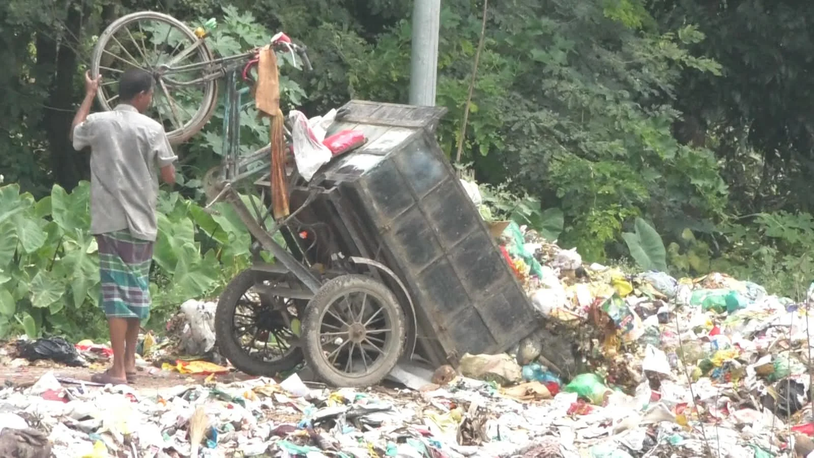 প্রায় ৭ কোটি টাকার শোধনাগার এখন ময়লার ভাগাড়, অতিষ্ঠ চুয়াডাঙ্গাবাসী
