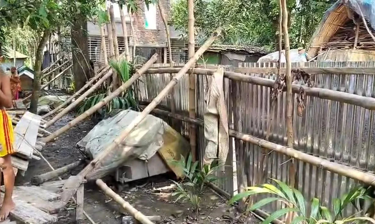 চিতলমারীতে ৪০ বছরের পথ বন্ধ, নারীকে মারধরের অভিযোগ