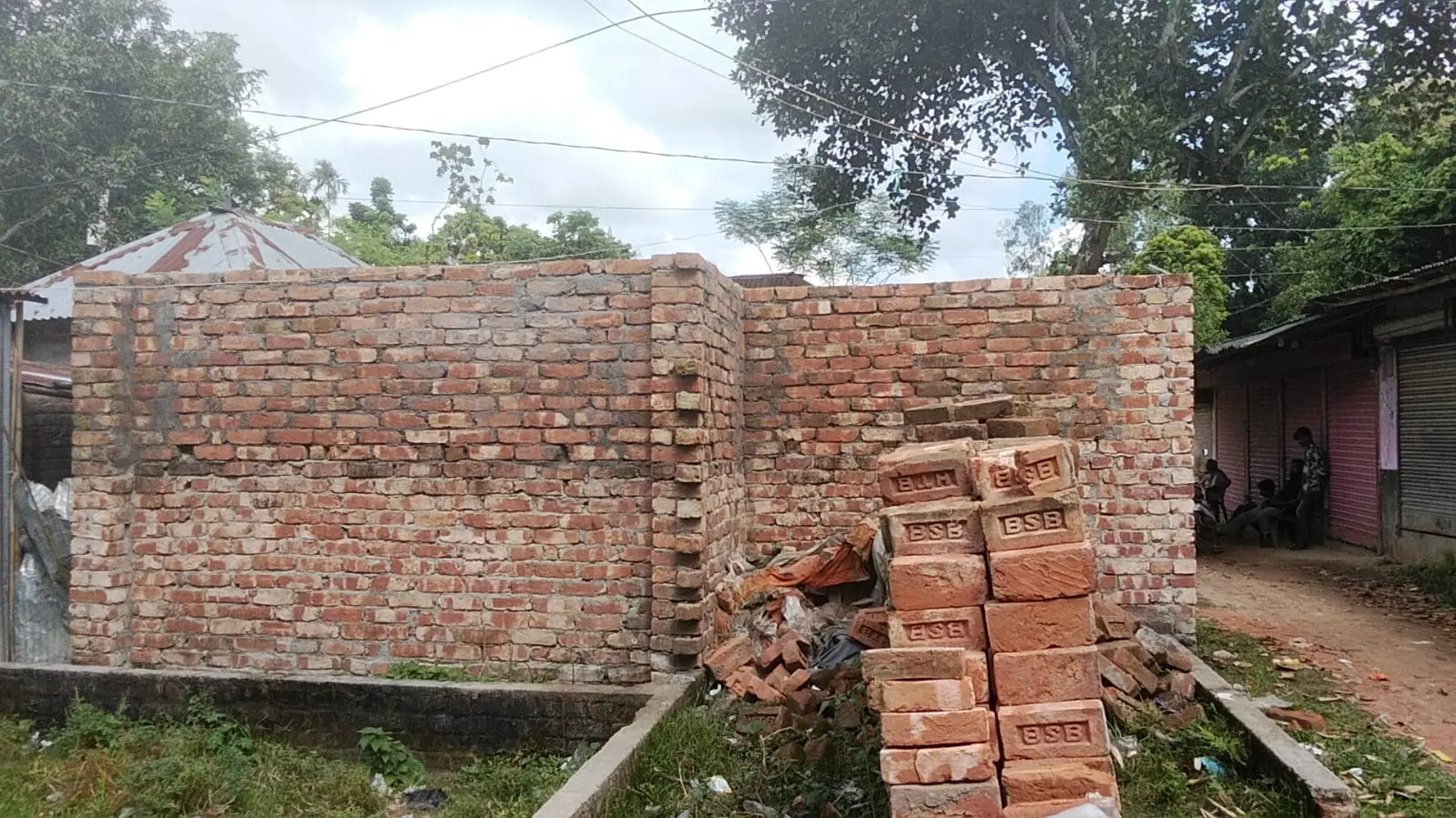 মিঠাপুকুর এ সরকারি জায়গায় দখল করে পাকাদোকান ঘর নির্মাণের অভিযোগ