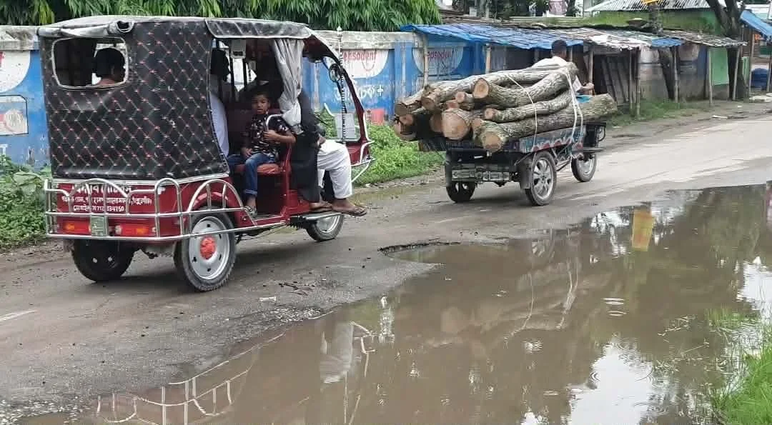 রুহিয়া-ঠাকুরগাঁও প্রধান সড়কের বেহাল দশা, দুর্ভোগে হাজারো মানুষ