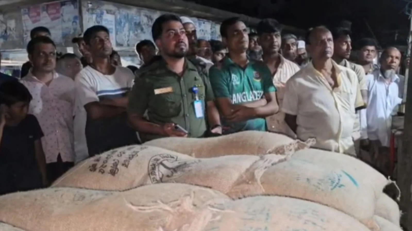 নাটোরে ব্যবসায়ীর গুদাম থেকে খাদ্যবান্ধব কর্মসূচির ৭৩ বস্তা চাল উদ্ধার