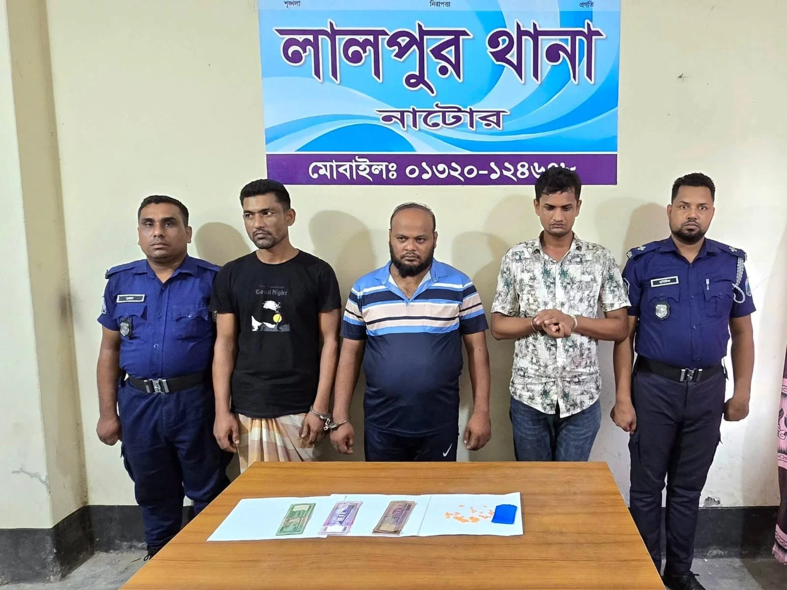 নাটোরে ইয়াবাসহ পুলিশ কনস্টেবল গ্রেপ্তার, আটক ৩