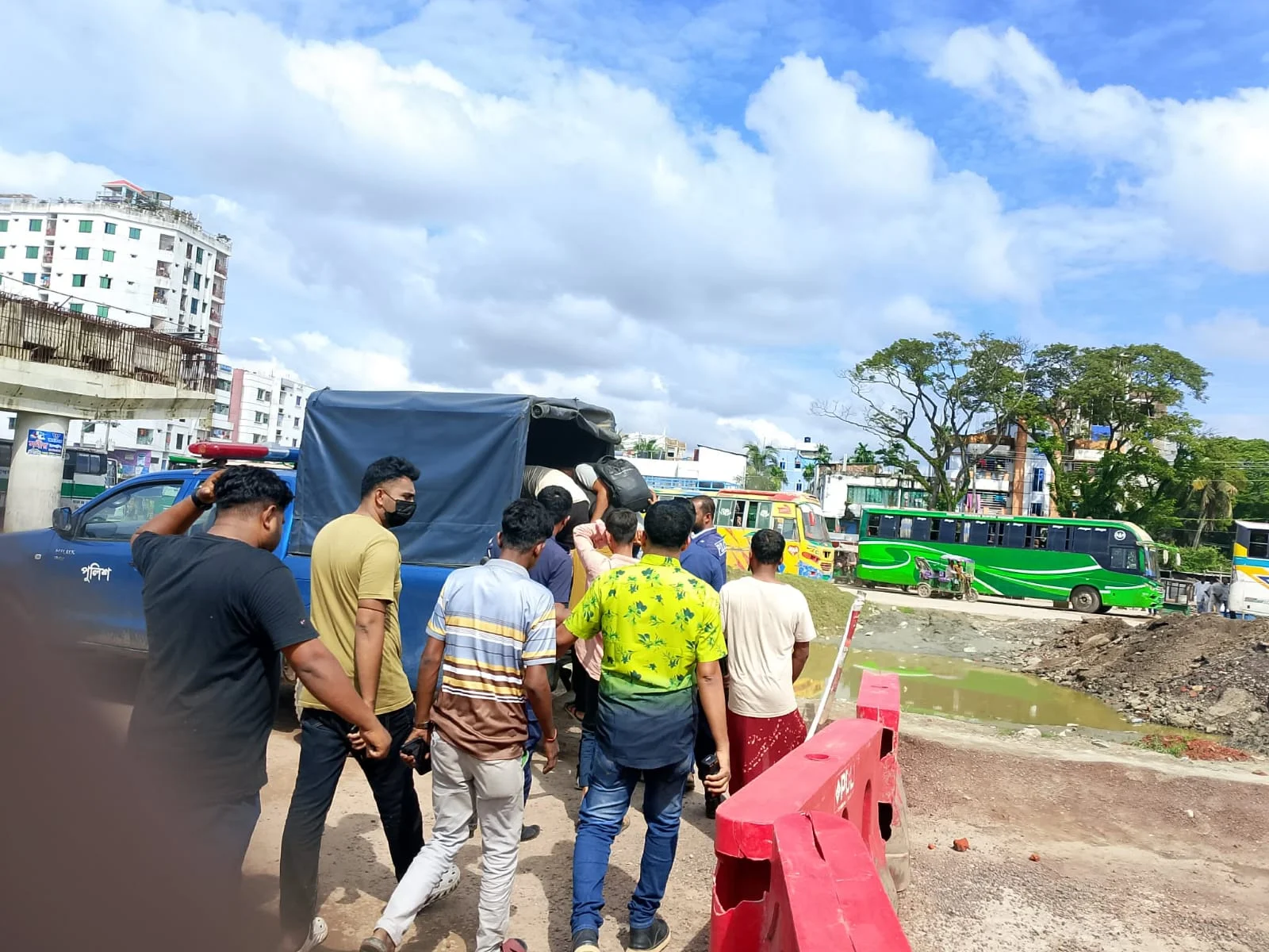 মাধবপুরে আবাসিক হোটেলে পুলিশের অভিযান, নারীসহ গ্রেপ্তার ১০