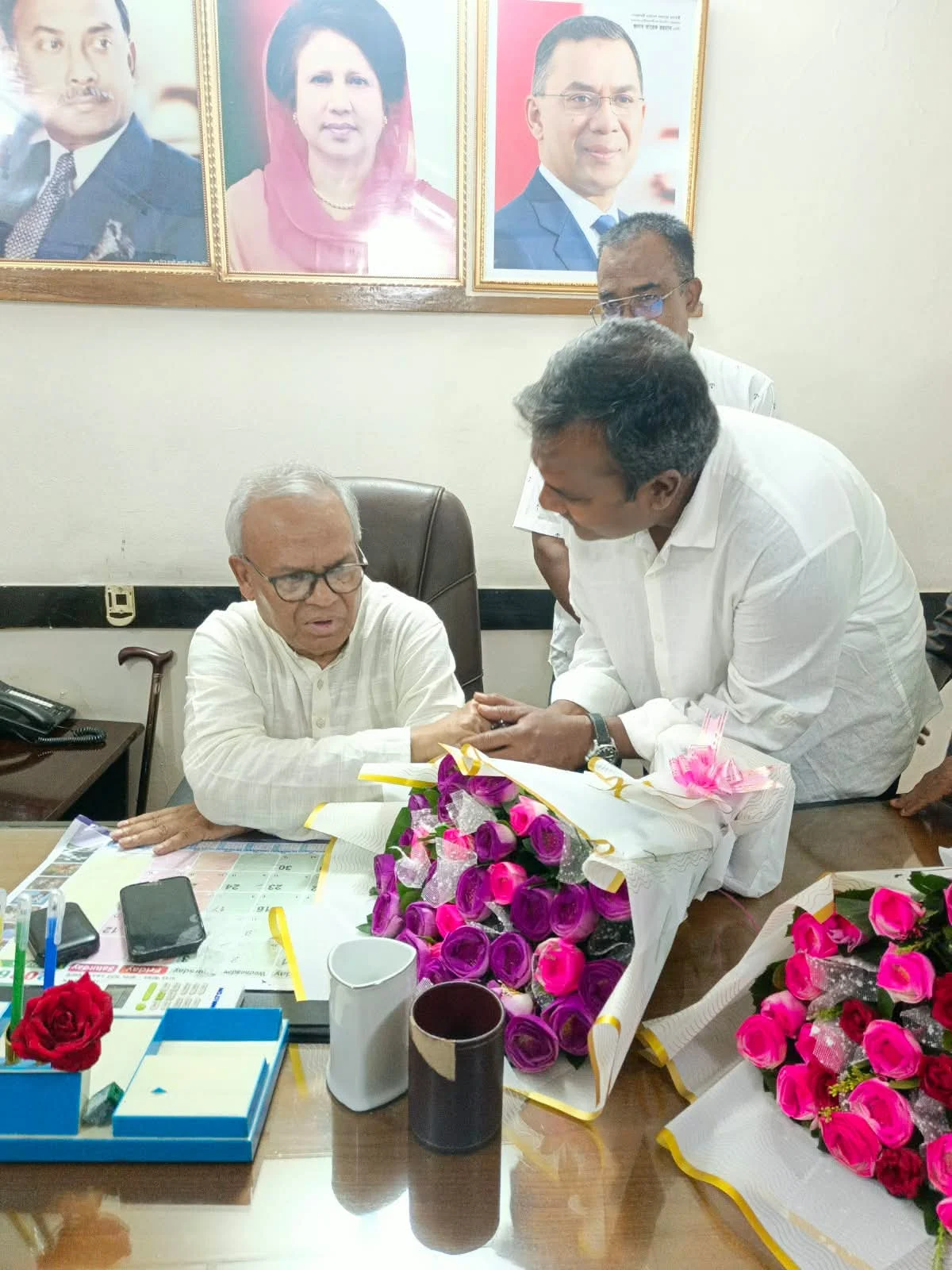 রুহুল কবির রিজভীর সঙ্গে পিরোজপুর বিএনপি নেতা কামরুজ্জামান শুভ্রর সাক্ষাৎ