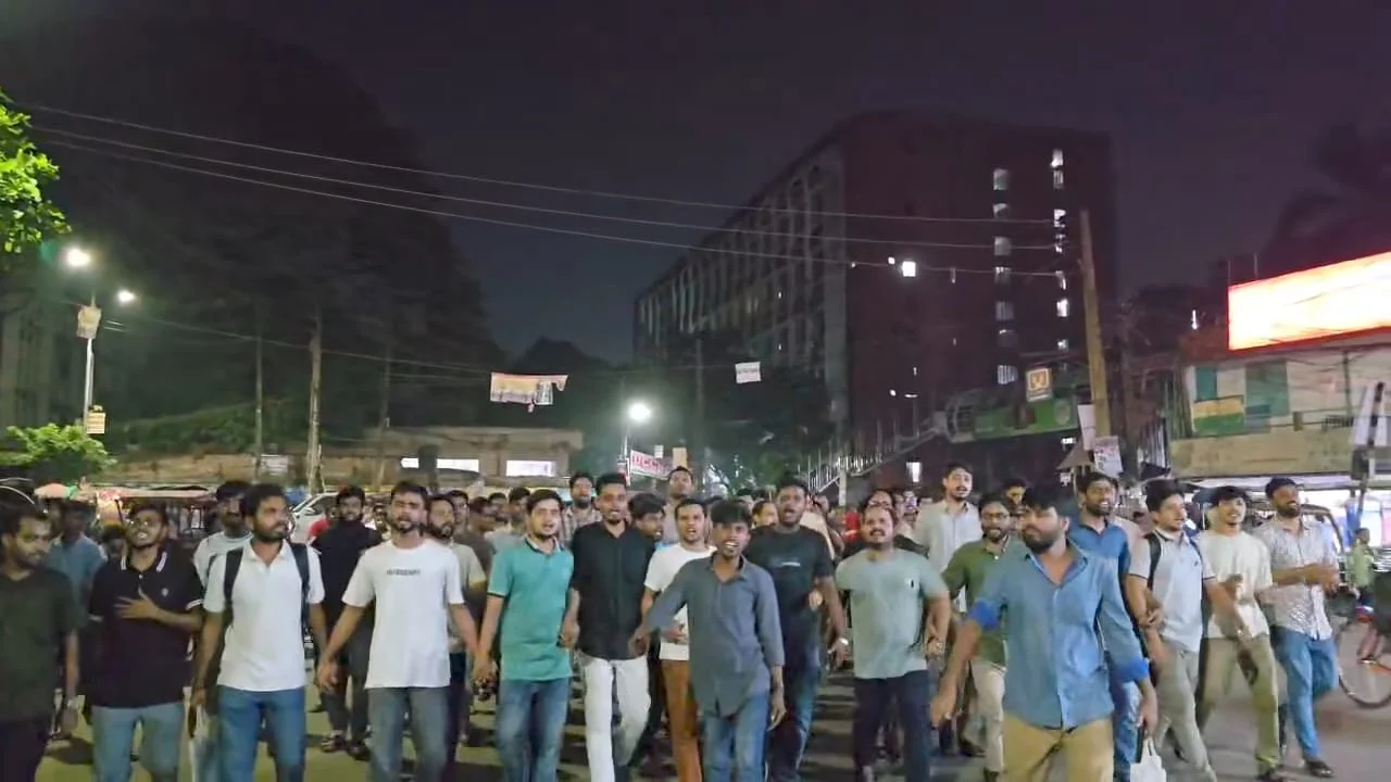 সরকারি চাকরিতে ভাইভার নম্বর বৃদ্ধির প্রতিবাদে জবি শিক্ষার্থীদের বিক্ষোভ