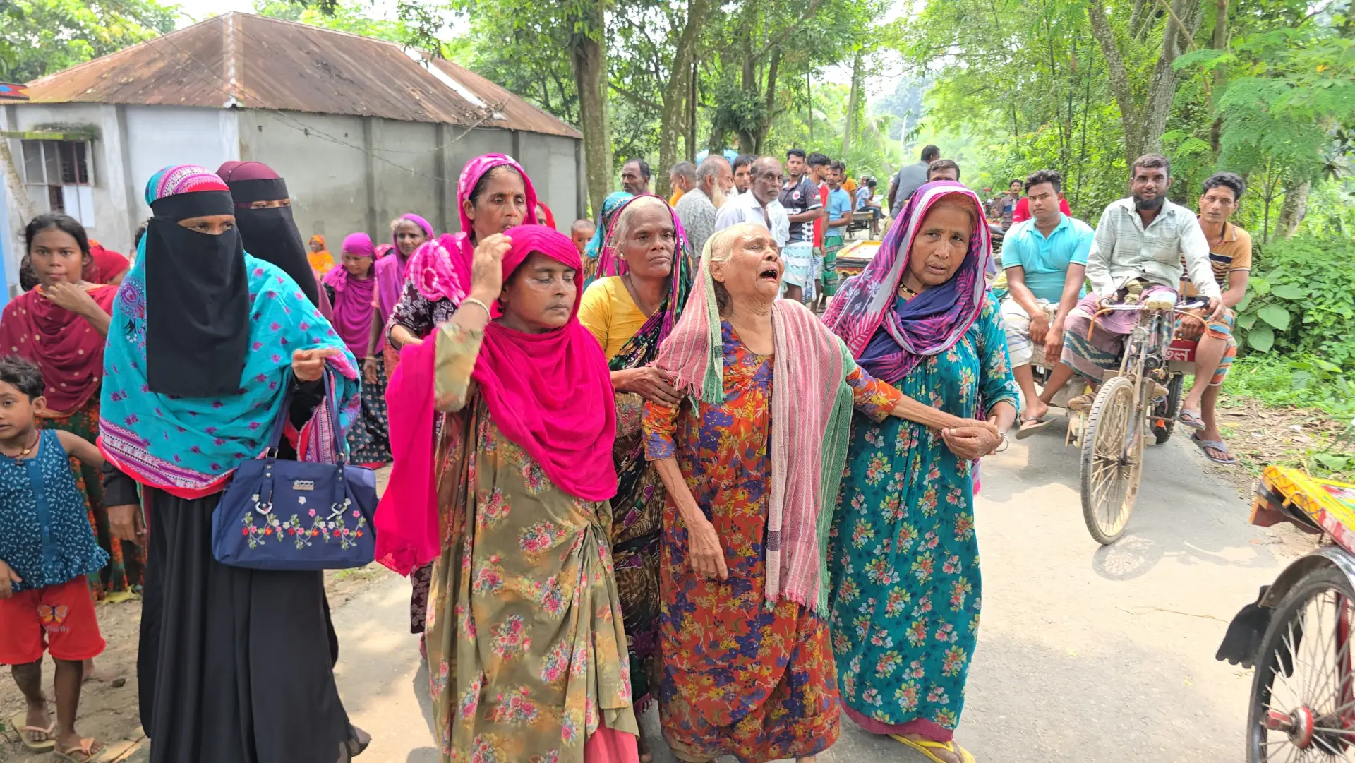 পাবনায় পুকুরে মিলল পেঁয়াজ ব্যবসায়ীর গলাকাটা মরদেহ