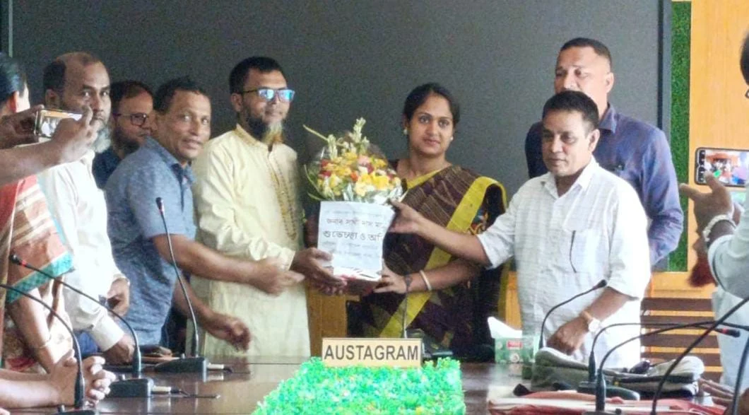 অষ্টগ্রামে নবাগত ইউএনওকে প্রাথমিক শিক্ষক সমিতির ফুলেল শুভেচ্ছা