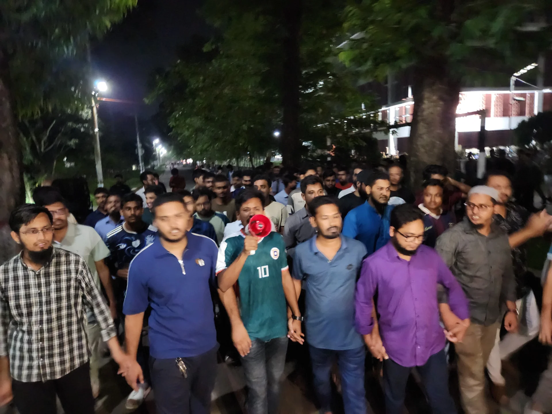 সরকারি চাকরিতে ভাইভার নম্বর বাড়ানোর প্রতিবাদে রাবি শিক্ষার্থীদের বিক্ষোভ