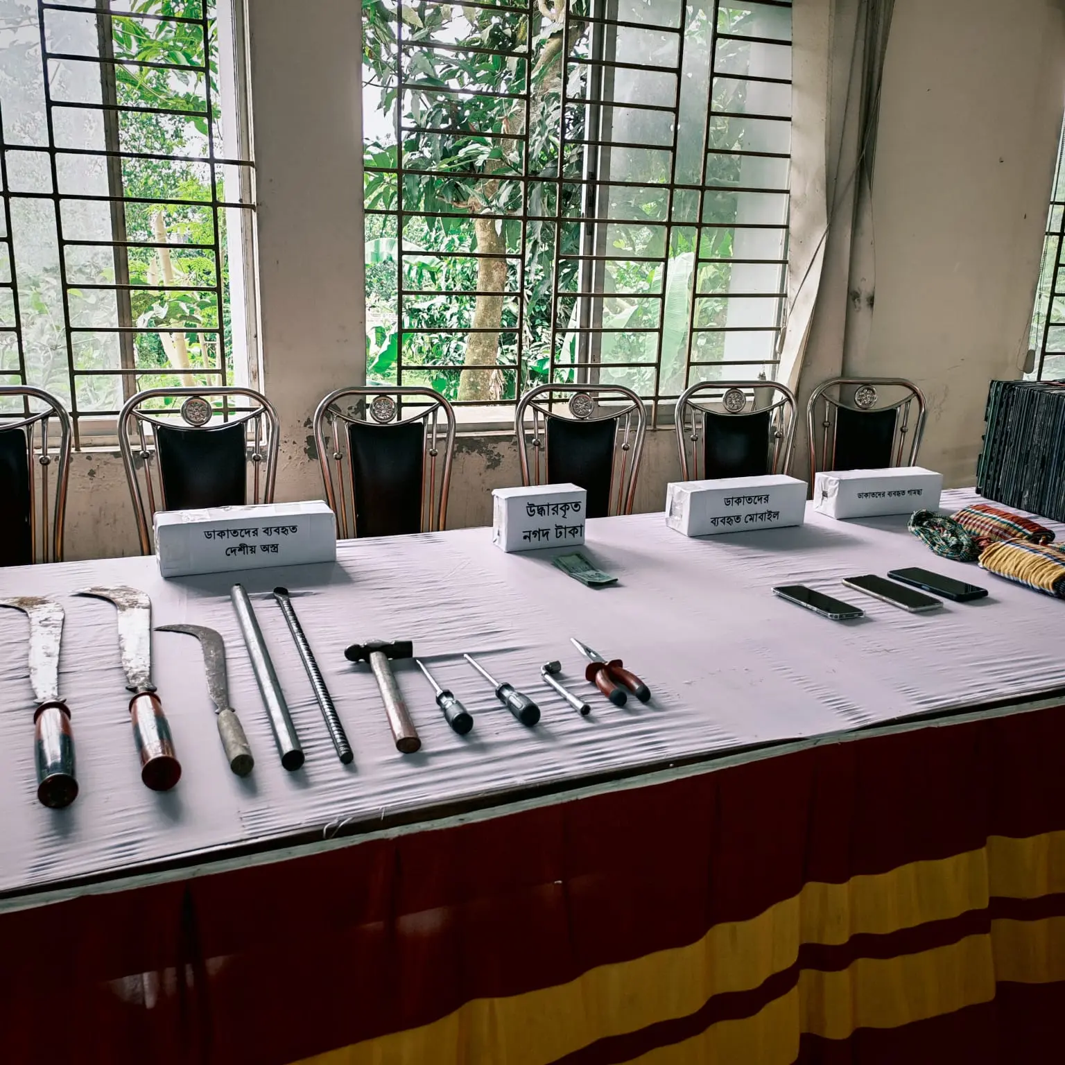 মনোহরদী থানা পুলিশের ডাকাতদল গ্রেফতার ও মালামাল উদ্ধার