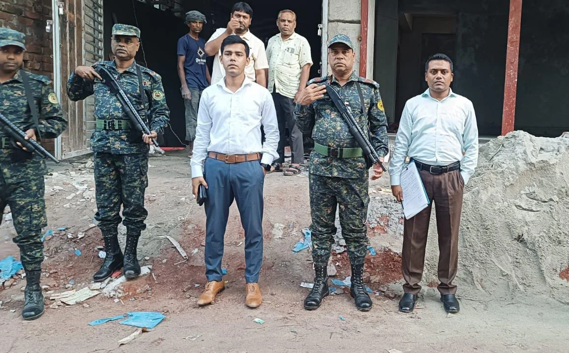 নওগাঁয় বায়ুদূষণের দায়ে দুই ভবন কর্তৃপক্ষকে ২৫ হাজার টাকা জরিমানা