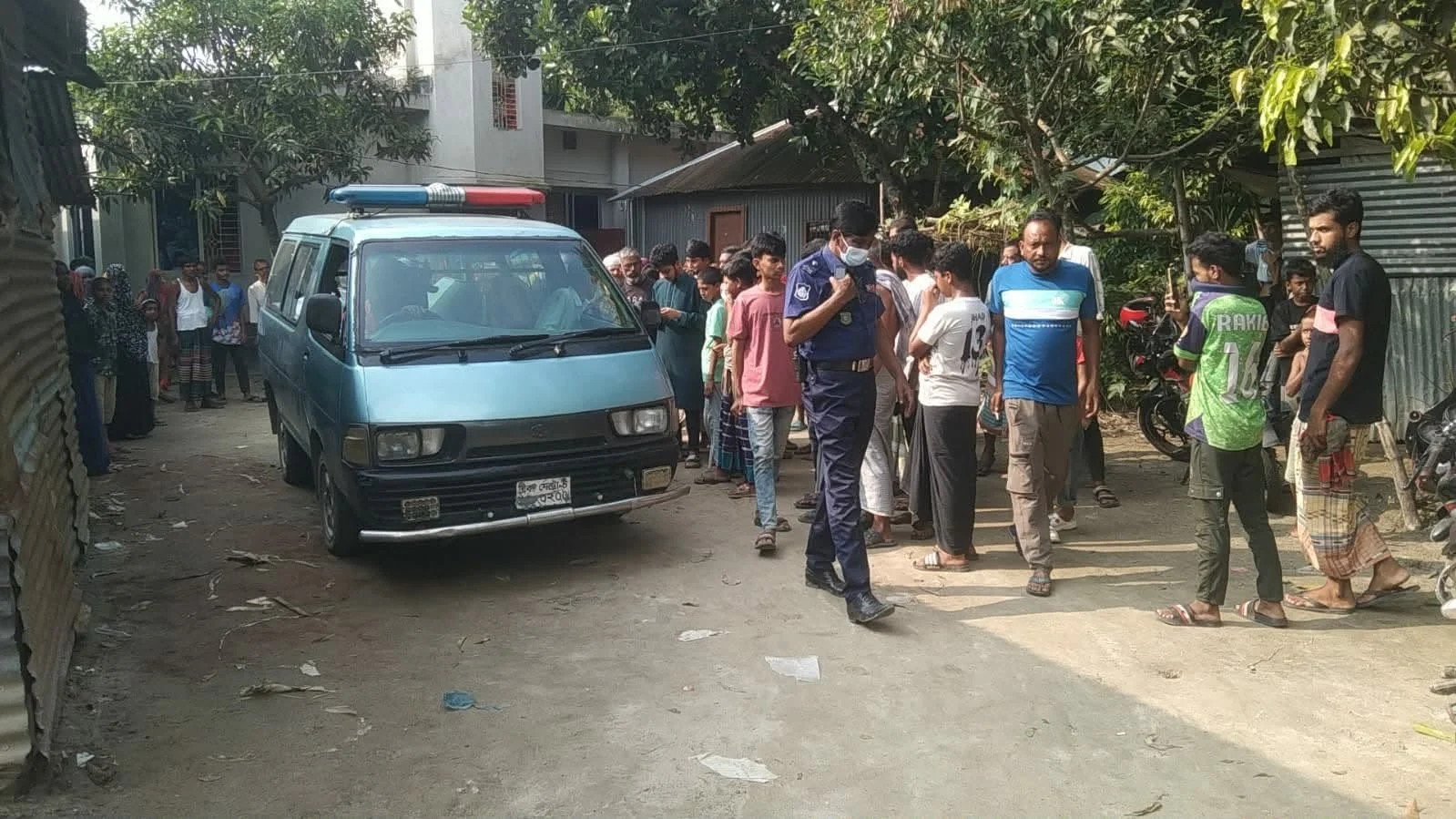 পাবনায় প্রবাসীর স্ত্রীর অর্ধগলিত মরদেহ উদ্ধার