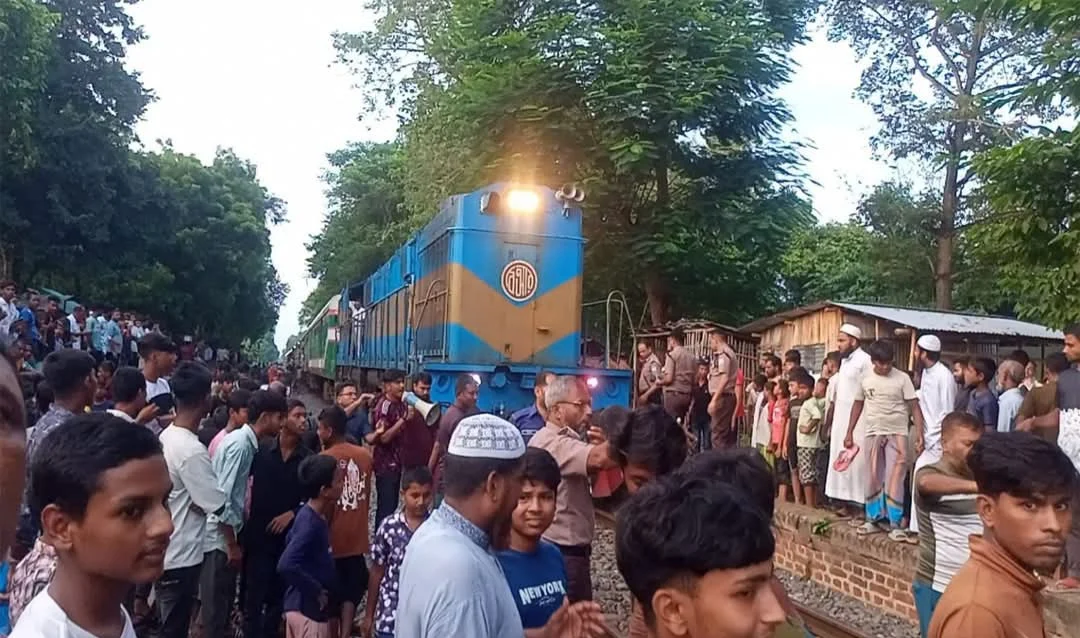 চুয়াডাঙ্গার জয়রামপুর রেলস্টেশনে স্টোপেজের দাবীতে রেলপথ অবরোধ করে মানববন্ধন