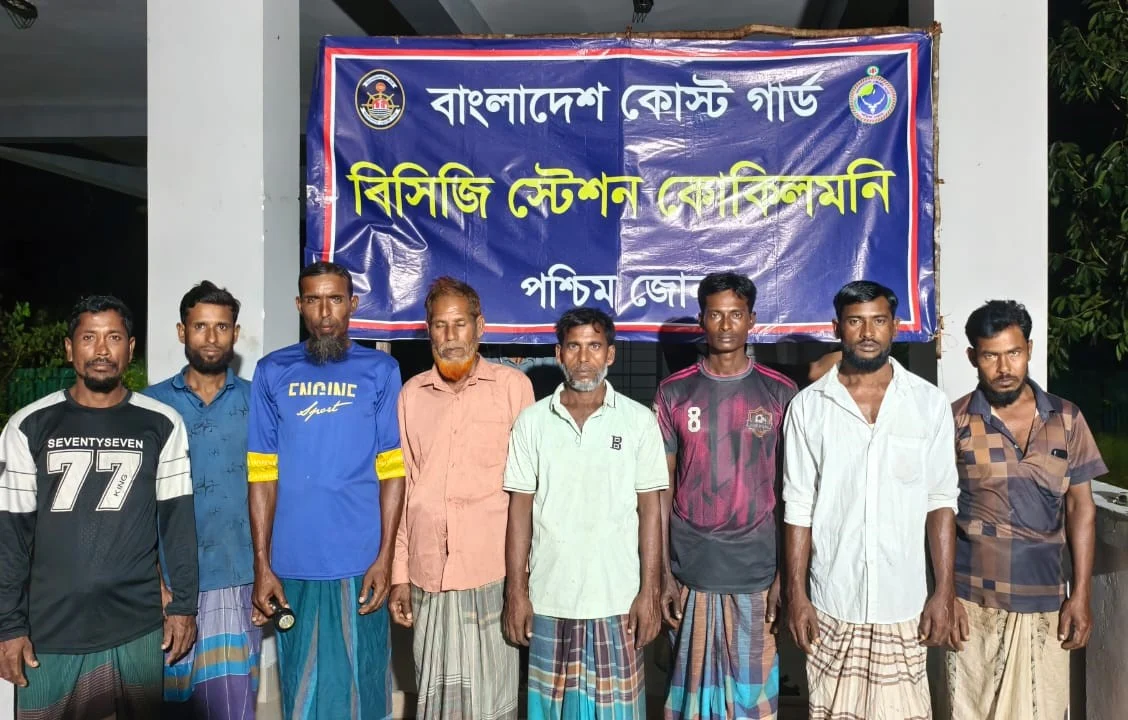 ইঞ্জিন বিকল হয়ে গভীর সমুদ্রে ৫ দিন, ৮ জেলেকে উদ্ধার করল কোস্ট গার্ড