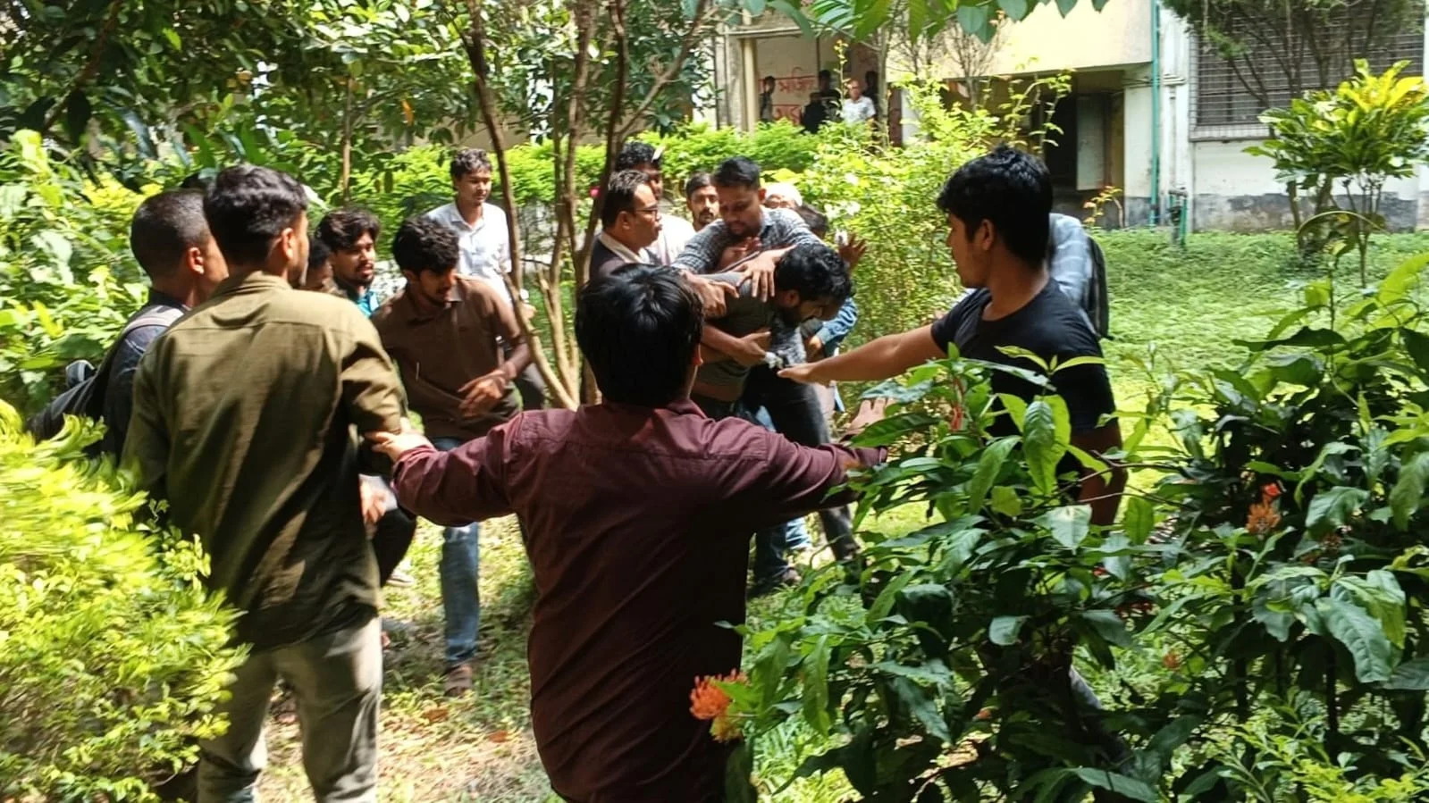 ইবিতে মীমাংসার পরই ফের সংঘর্ষ, প্রক্টরসহ আহত কয়েকজন