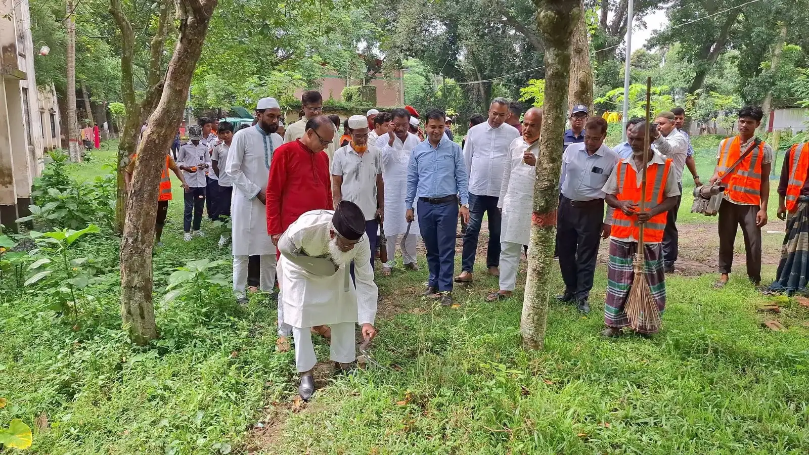মণিরামপুরে ডেঙ্গু প্রতিরোধে পরিচ্ছন্নতা অভিযান, নিজ হাতে কাজ করলেন এমপি