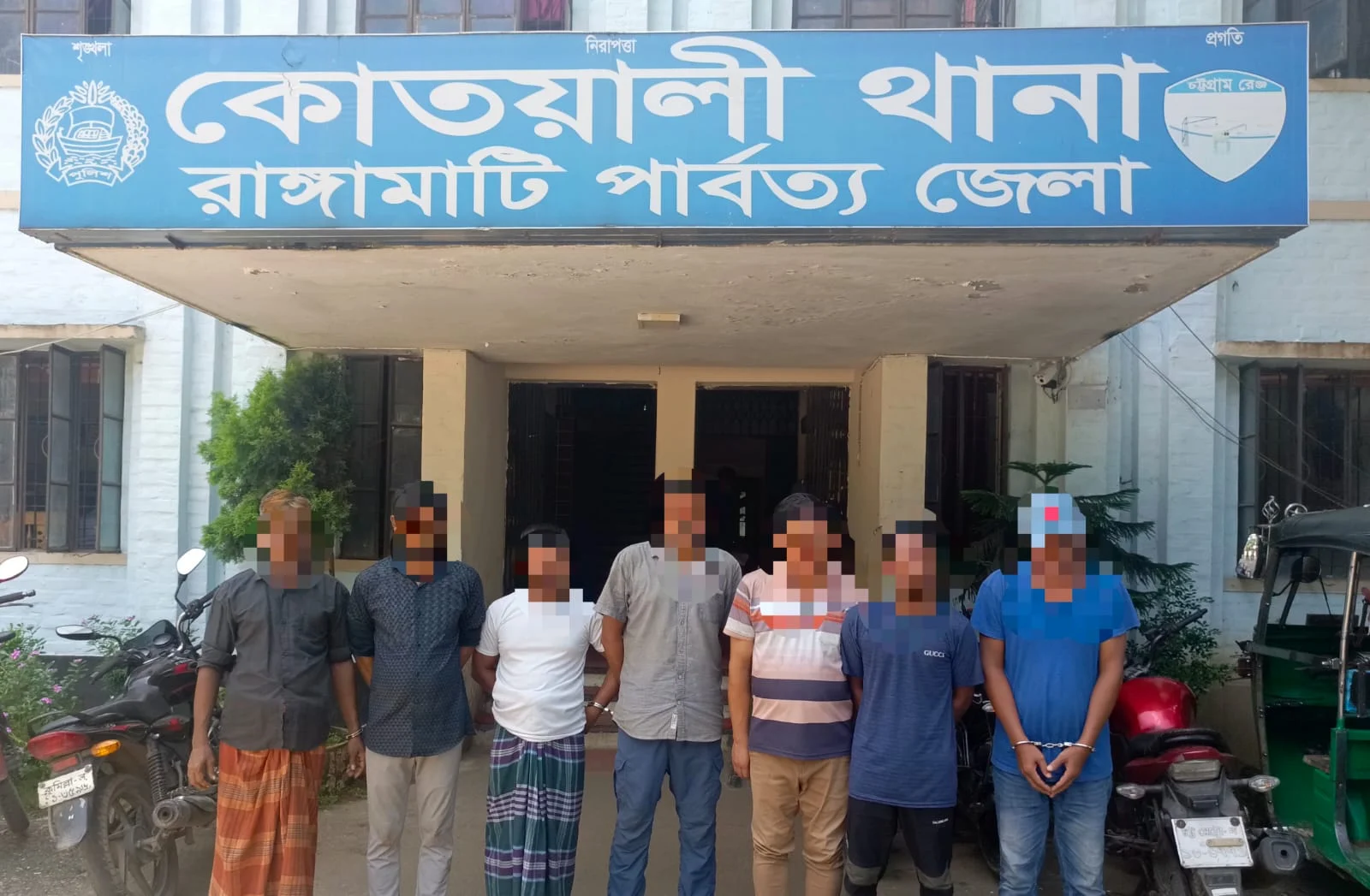 রাঙামাটিতে বিশেষ অভিযানে ৭ জন গ্রেপ্তার, ২০ লিটার চোলাই মদ উদ্ধার