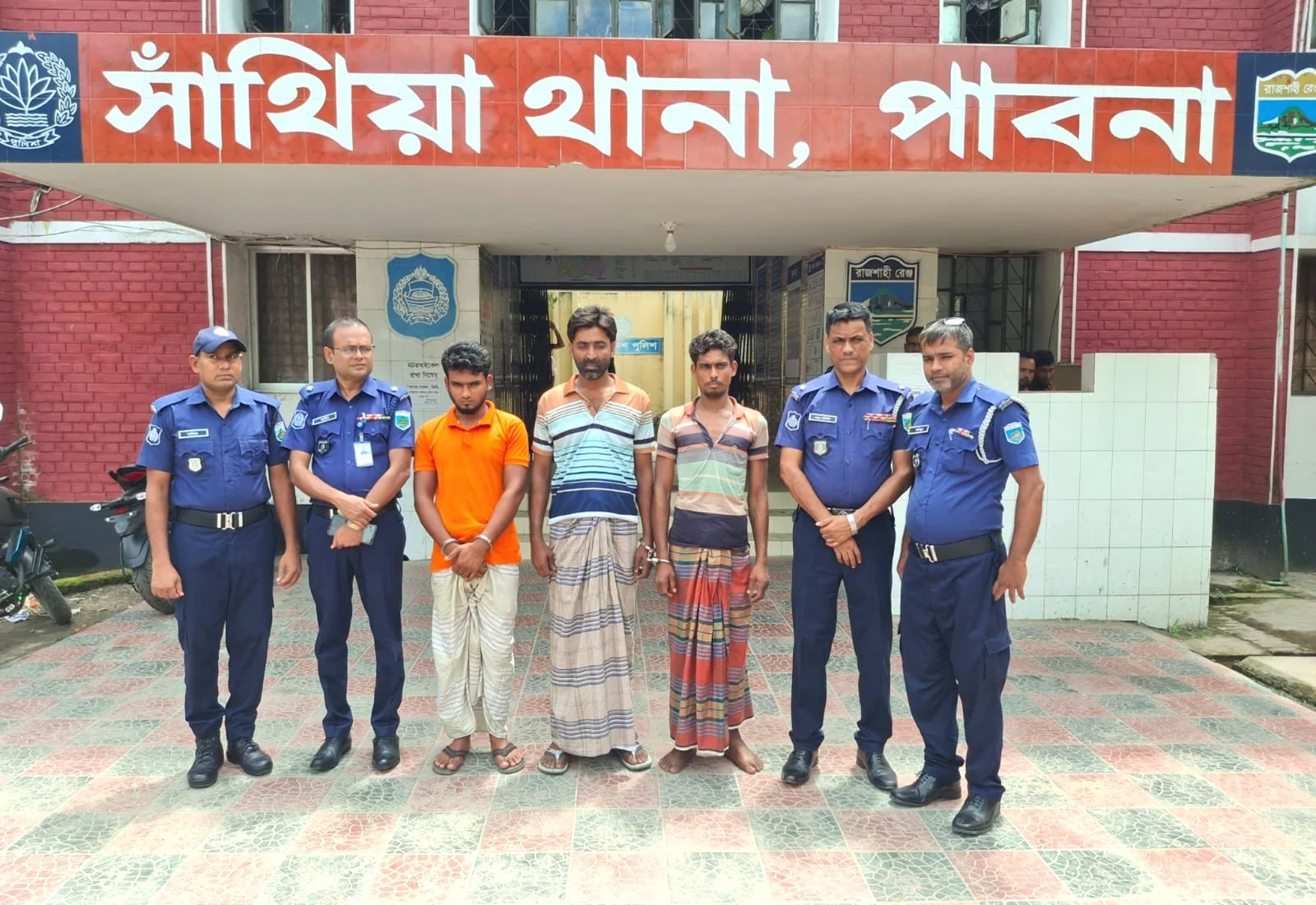 পাবনায় পেঁয়াজ ব্যবসায়ী আজিজ হত্যার রহস্য উদঘাটন, প্রতিবেশীসহ গ্রেপ্তার ৩