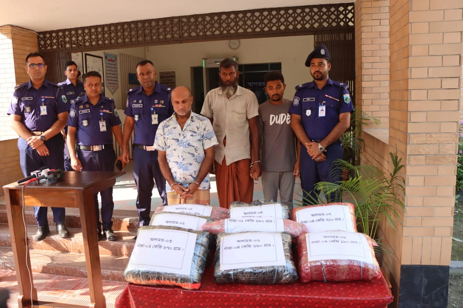 নাটোরে দুর্ঘটনাকবলিত সিএনজির সূত্র ধরে ৩৩ কেজি গাঁজা উদ্ধার, গ্রেপ্তার ৩