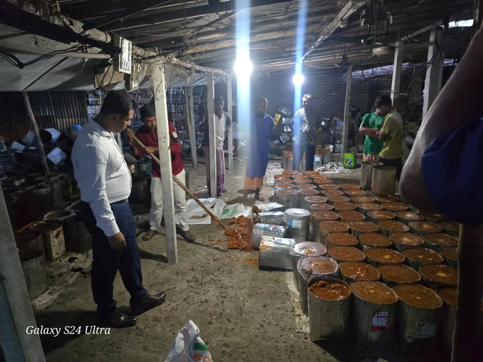 মিঠাপুকুরে ভেজাল গুড় তৈরির কারখানায় অভিযান, ৮০ হাজার টাকা জরিমানা
